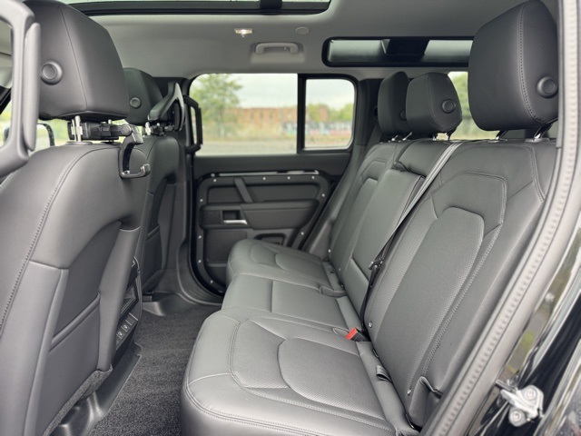 2025 Land Rover Defender 110 S photo 9