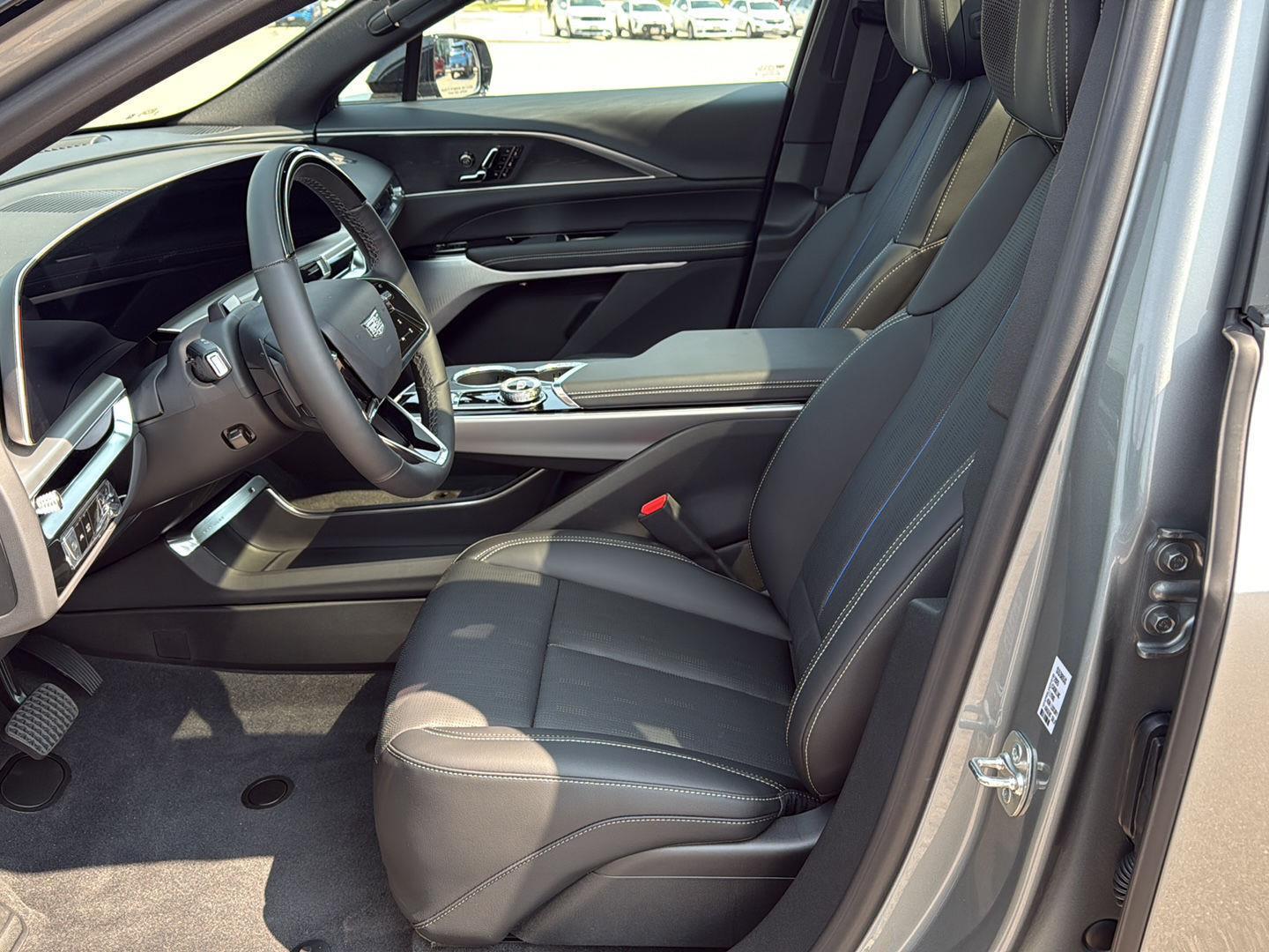 2025 Cadillac Lyriq Luxury photo 10