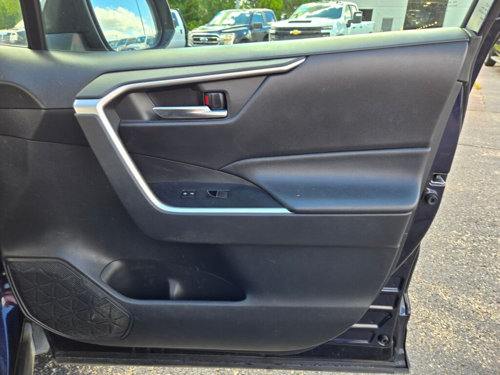 2020 Toyota RAV4 XLE Premium photo 6