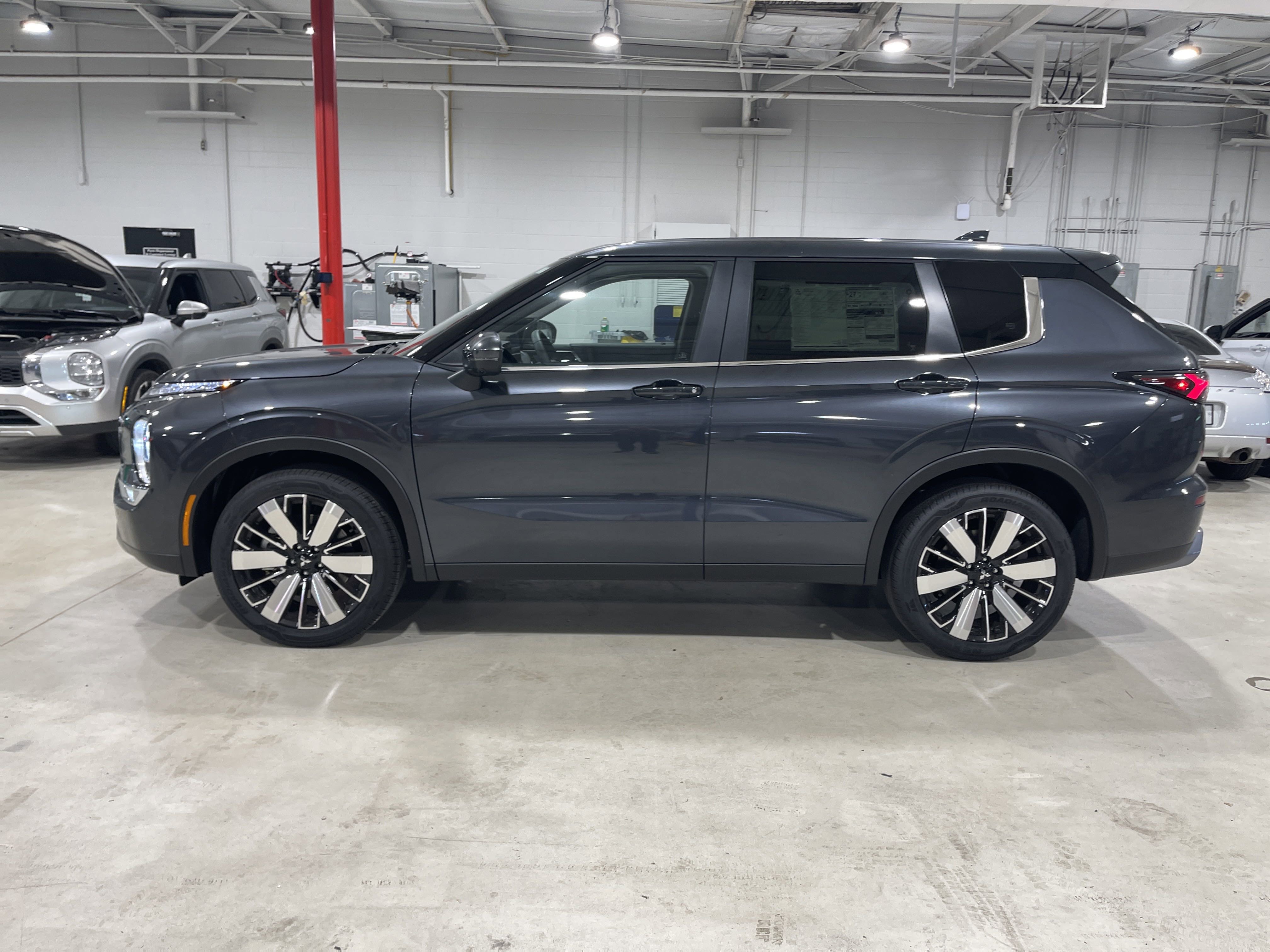2025 Mitsubishi Outlander SE photo 2