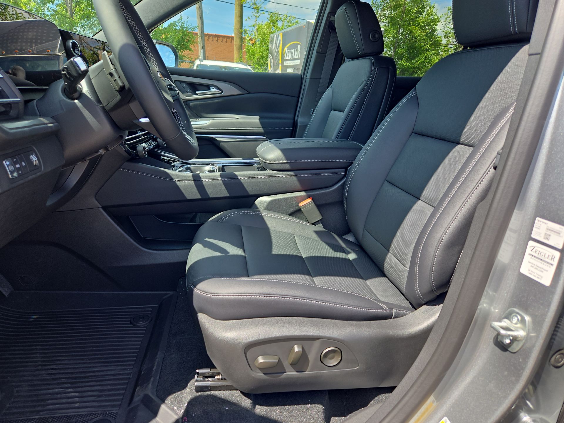 2025 Chevrolet Traverse photo 24