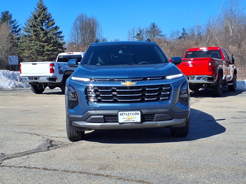 2025 Chevrolet Equinox LT photo 2