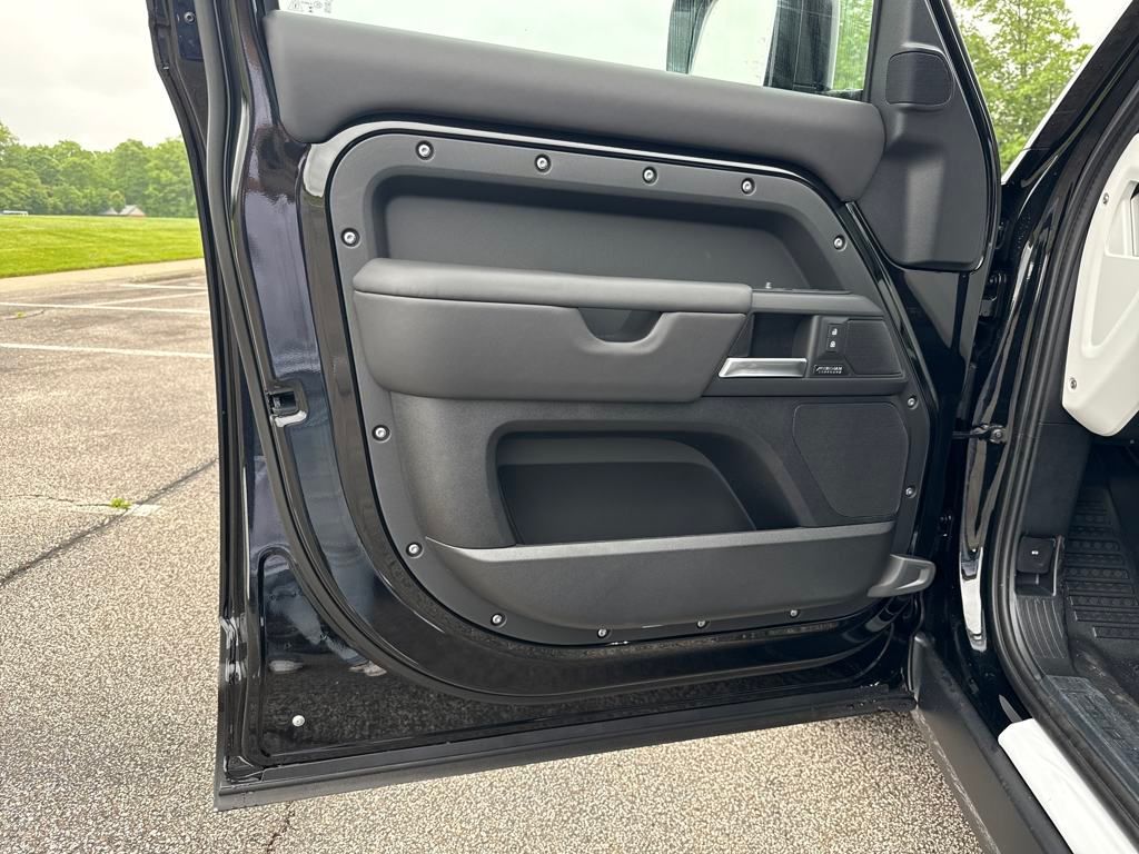 2025 Land Rover Defender 130 X-Dynamic SE photo 10