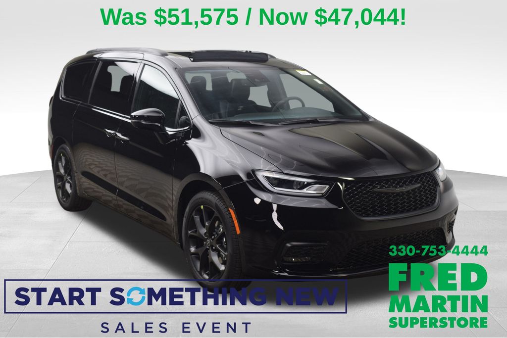 2026 Chrysler Pacifica Select's photo