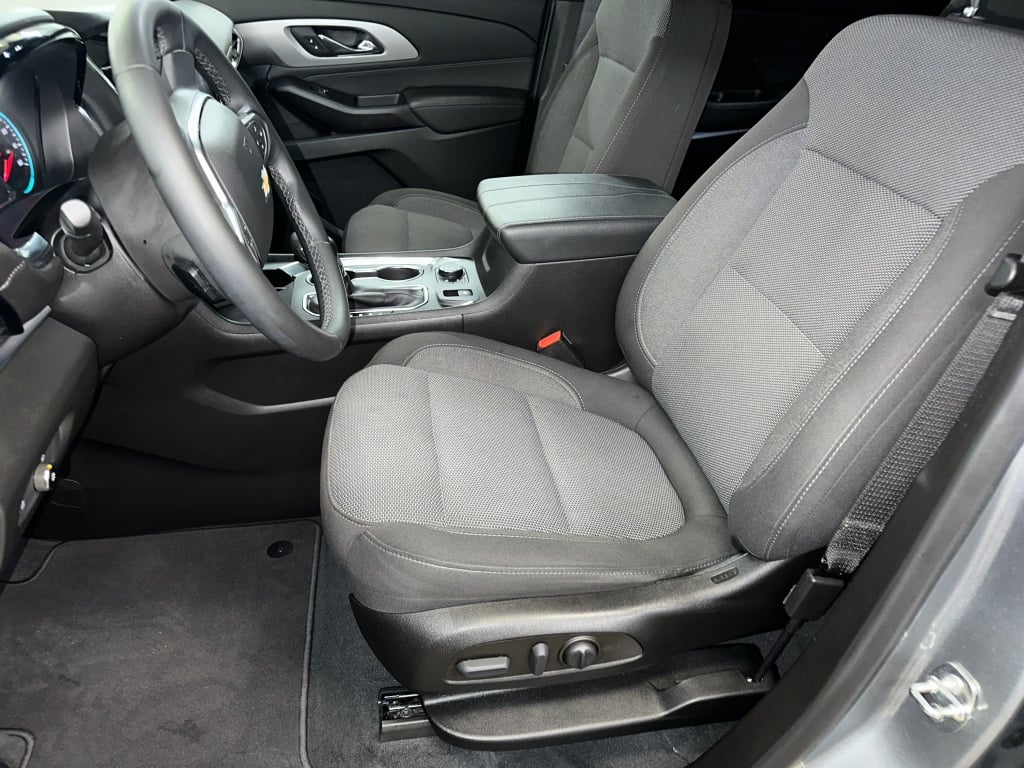 2023 Chevrolet Traverse Cloth photo 2