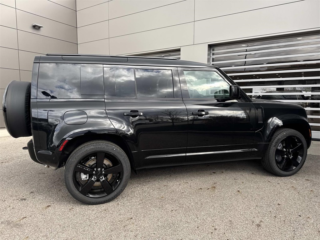 2026 Land Rover Defender 110 X-Dynamic SE photo 4