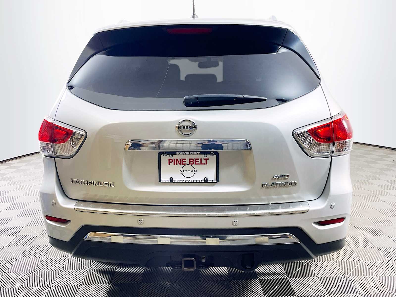 2014 Nissan Pathfinder Platinum photo 2