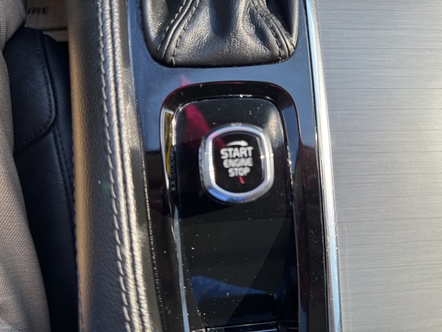 2022 Volvo XC90 T5 Momentum photo 33
