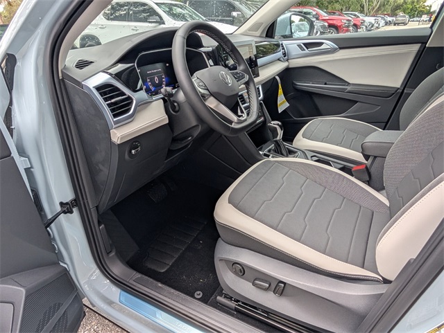 2025 Volkswagen Taos SE photo 7