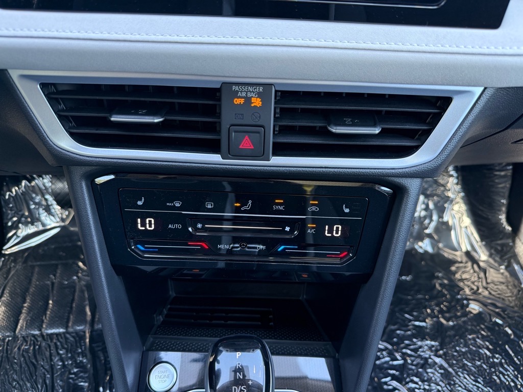 2025 Volkswagen Taos SE photo 18
