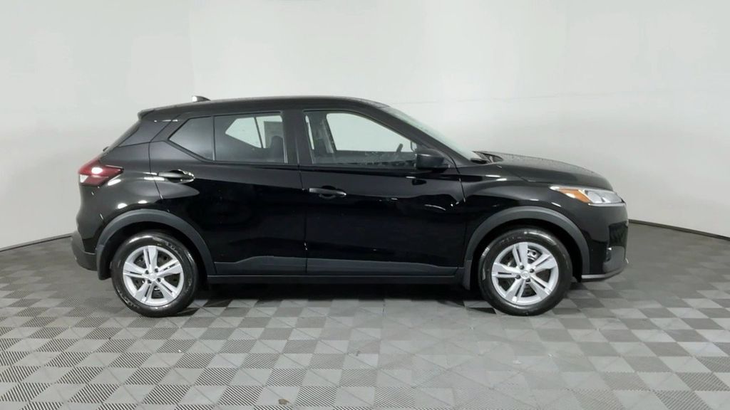 2025 Nissan Kicks Play S photo 3