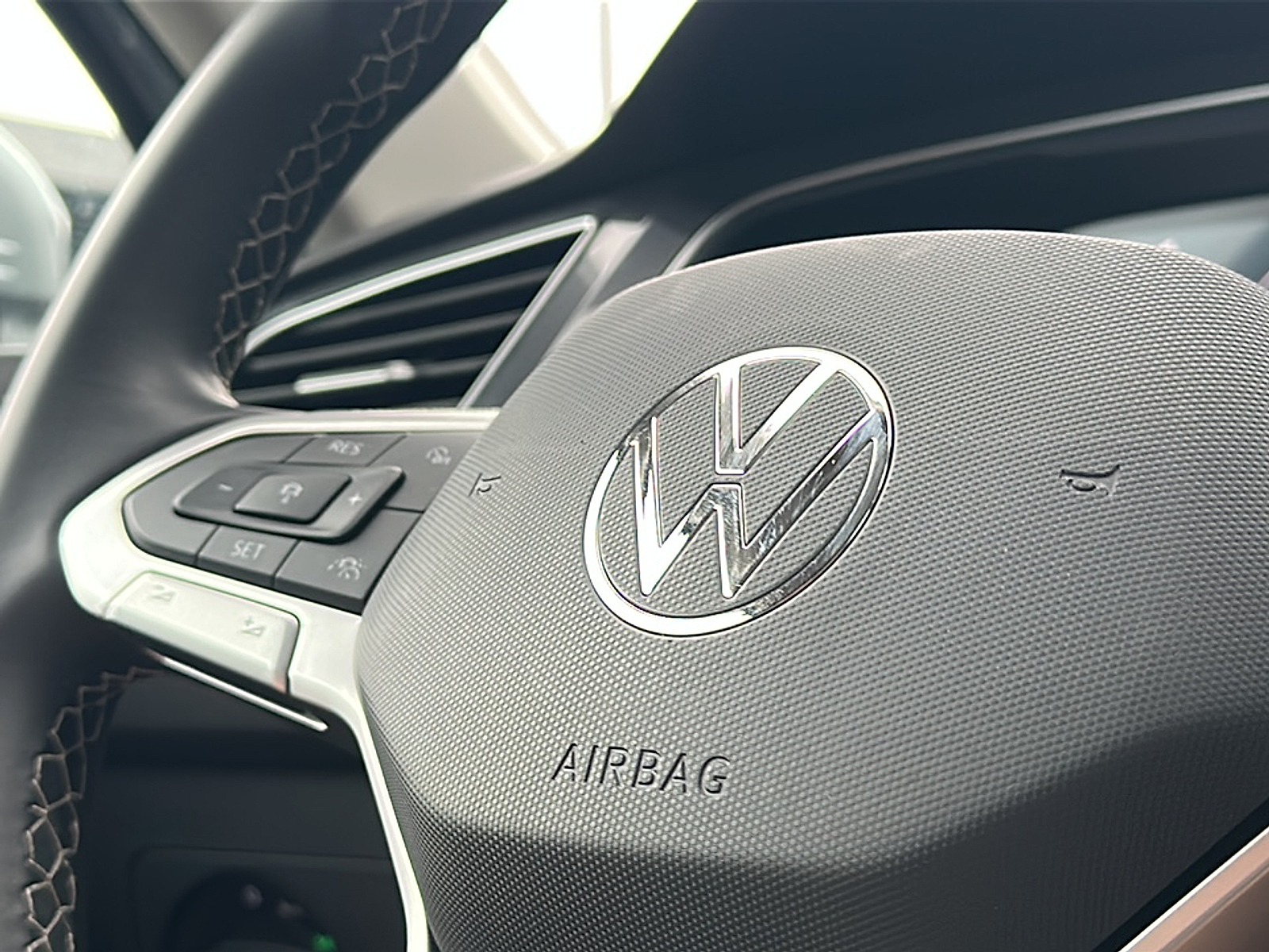 2024 Volkswagen Tiguan SE Wolfsburg Edition photo 16