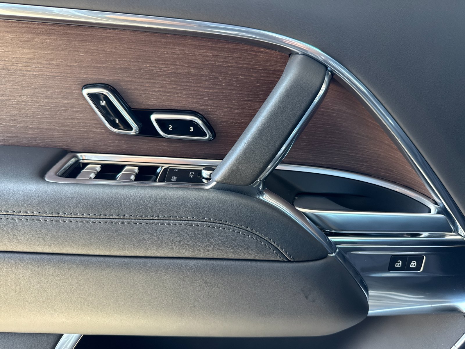 2023 Land Rover Range Rover Autobiography photo 12