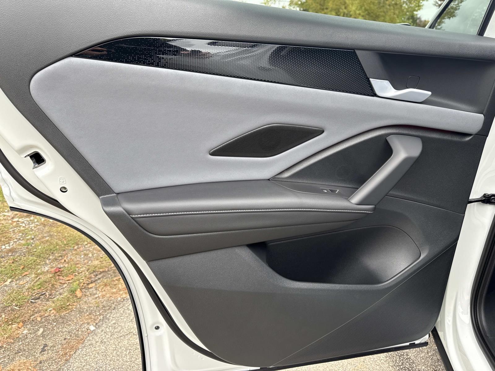 2025 Volkswagen Tiguan SE photo 3