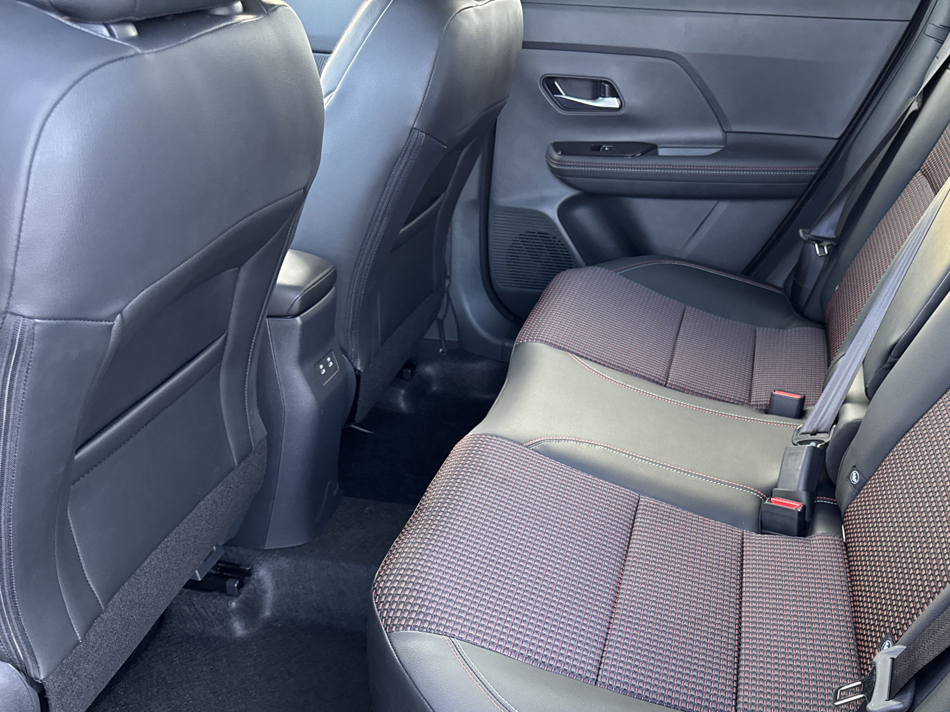 2025 Nissan Kicks SR photo 3