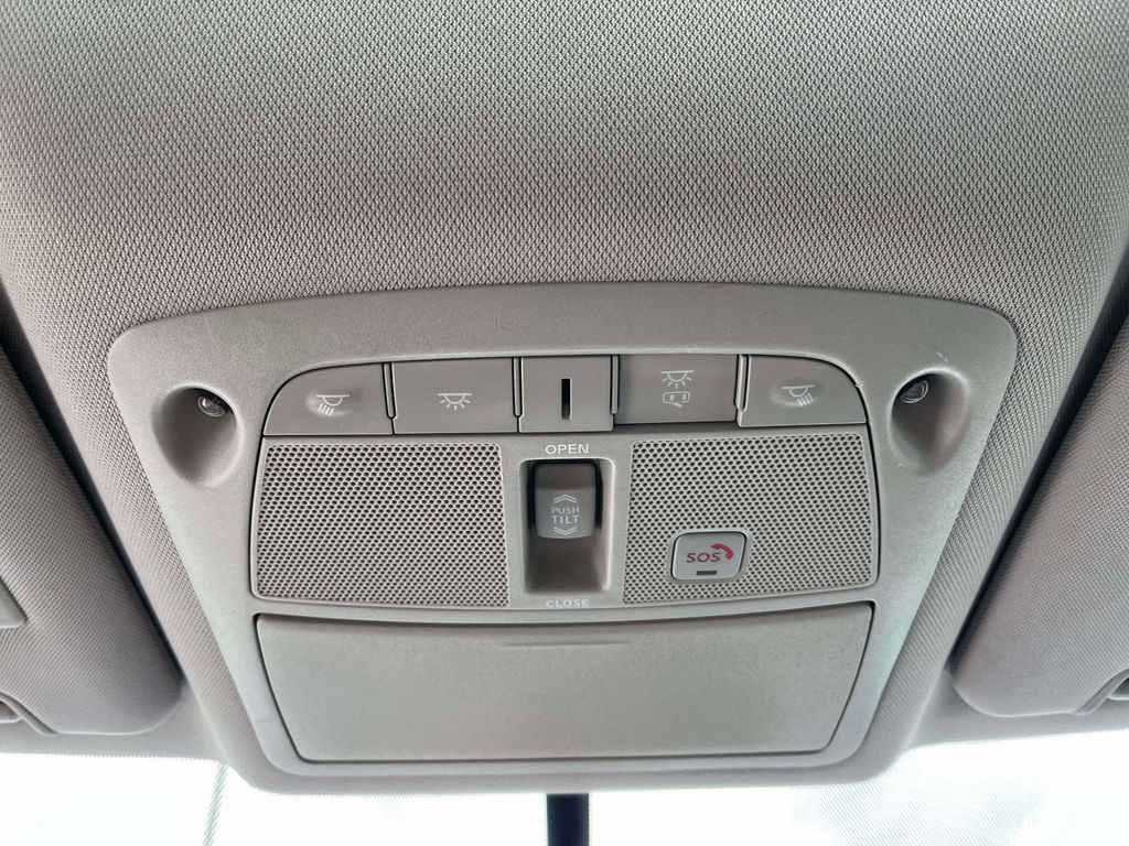 2016 Nissan Rogue SL photo 15