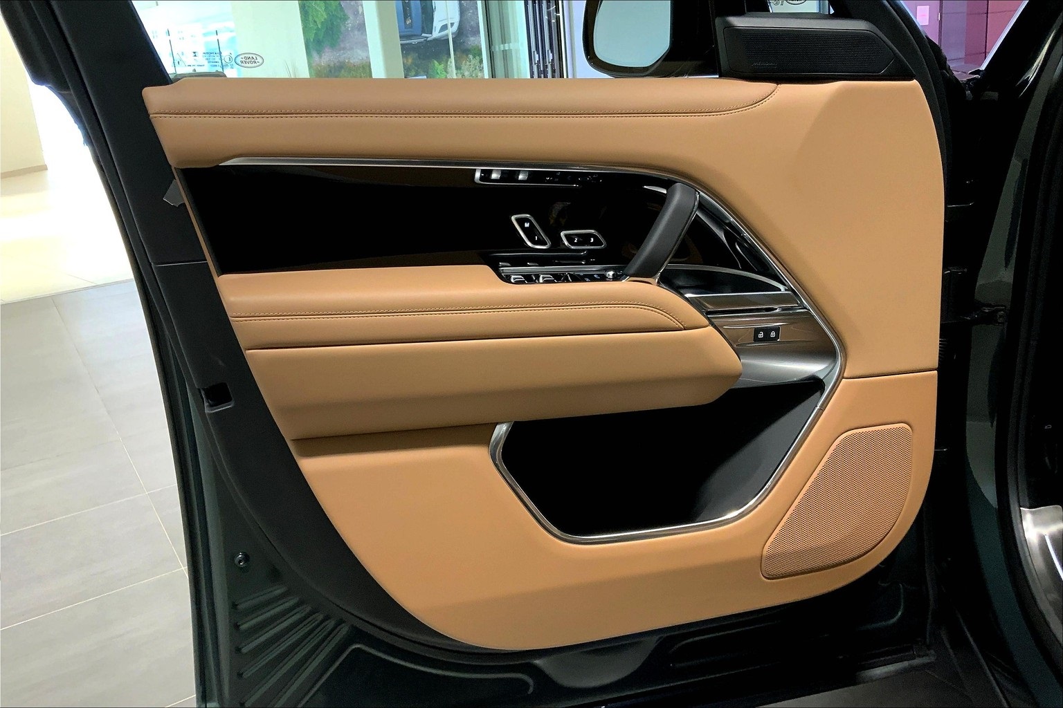 2025 Land Rover Range Rover SE photo 8