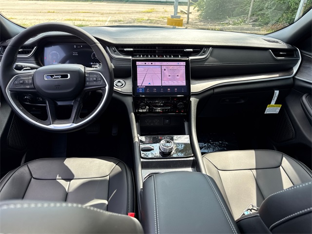 2025 Jeep Grand Cherokee Limited photo 2