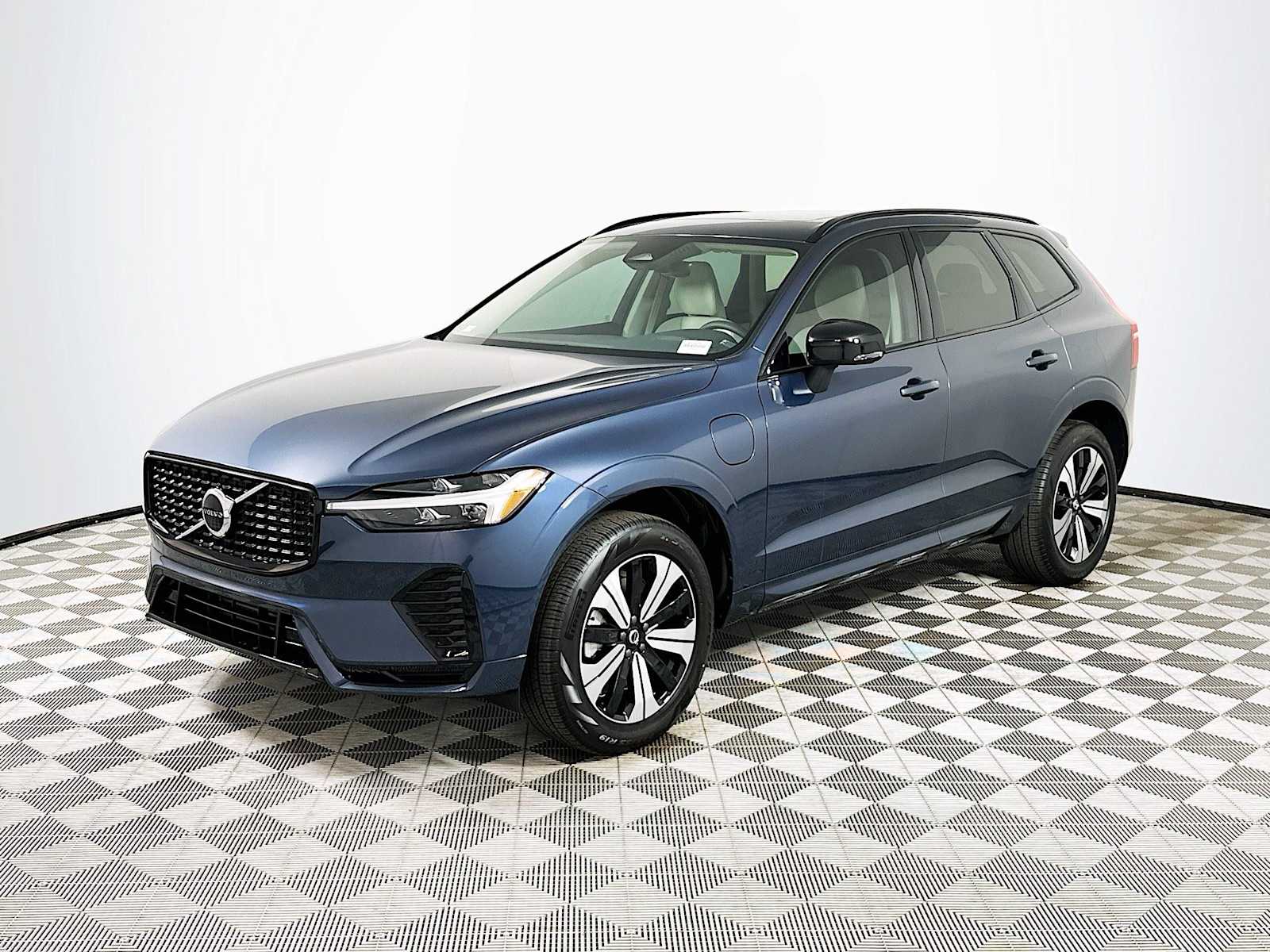 2025 Volvo XC60 T8 Core photo 3