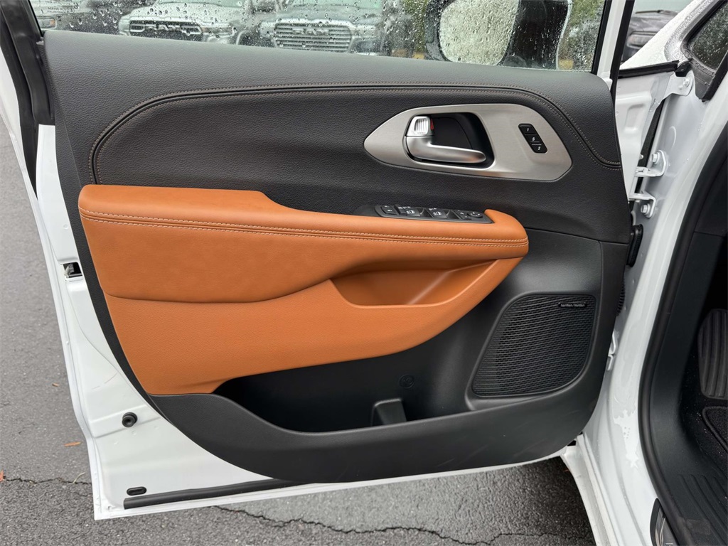 2026 Chrysler Pacifica Pinnacle photo 26
