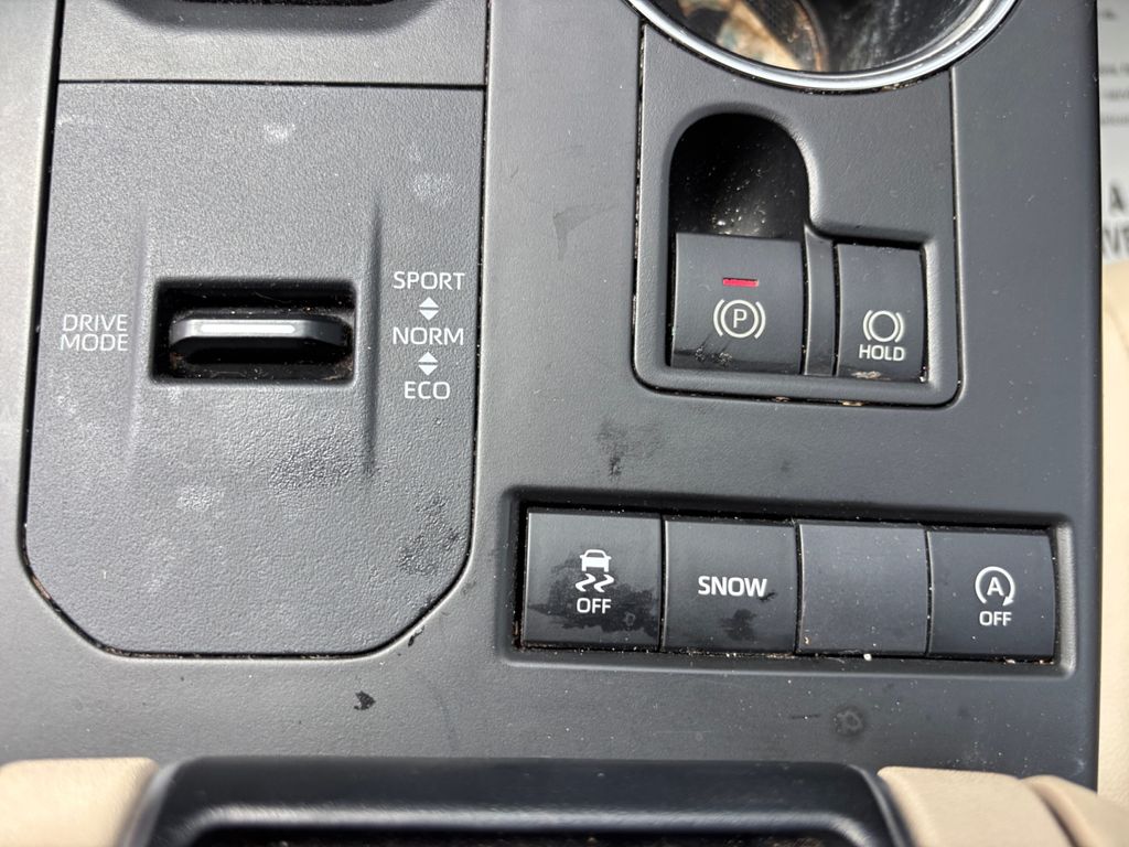 2021 Toyota Highlander XLE photo 25