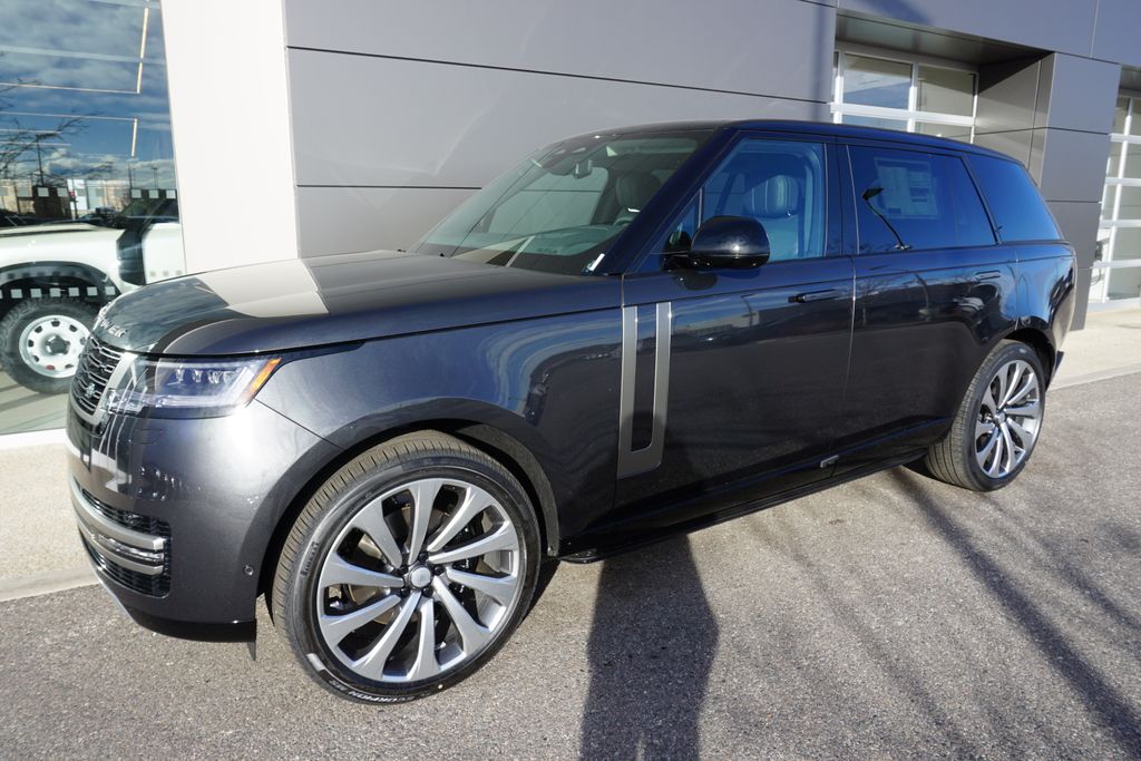 2025 Land Rover Range Rover SE photo 3