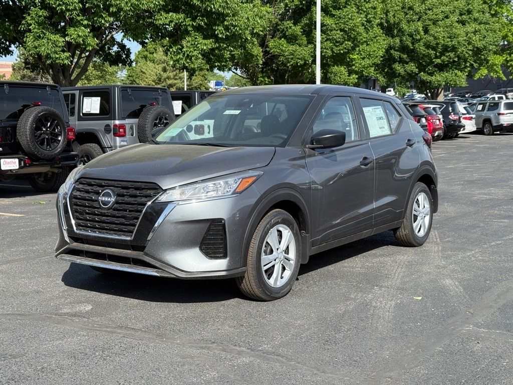 2025 Nissan Kicks Play S photo 2