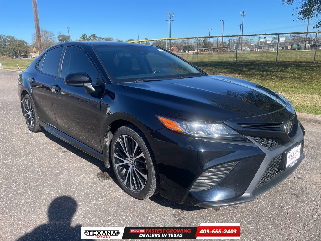 2020 Toyota Camry SE Nightshade's photo