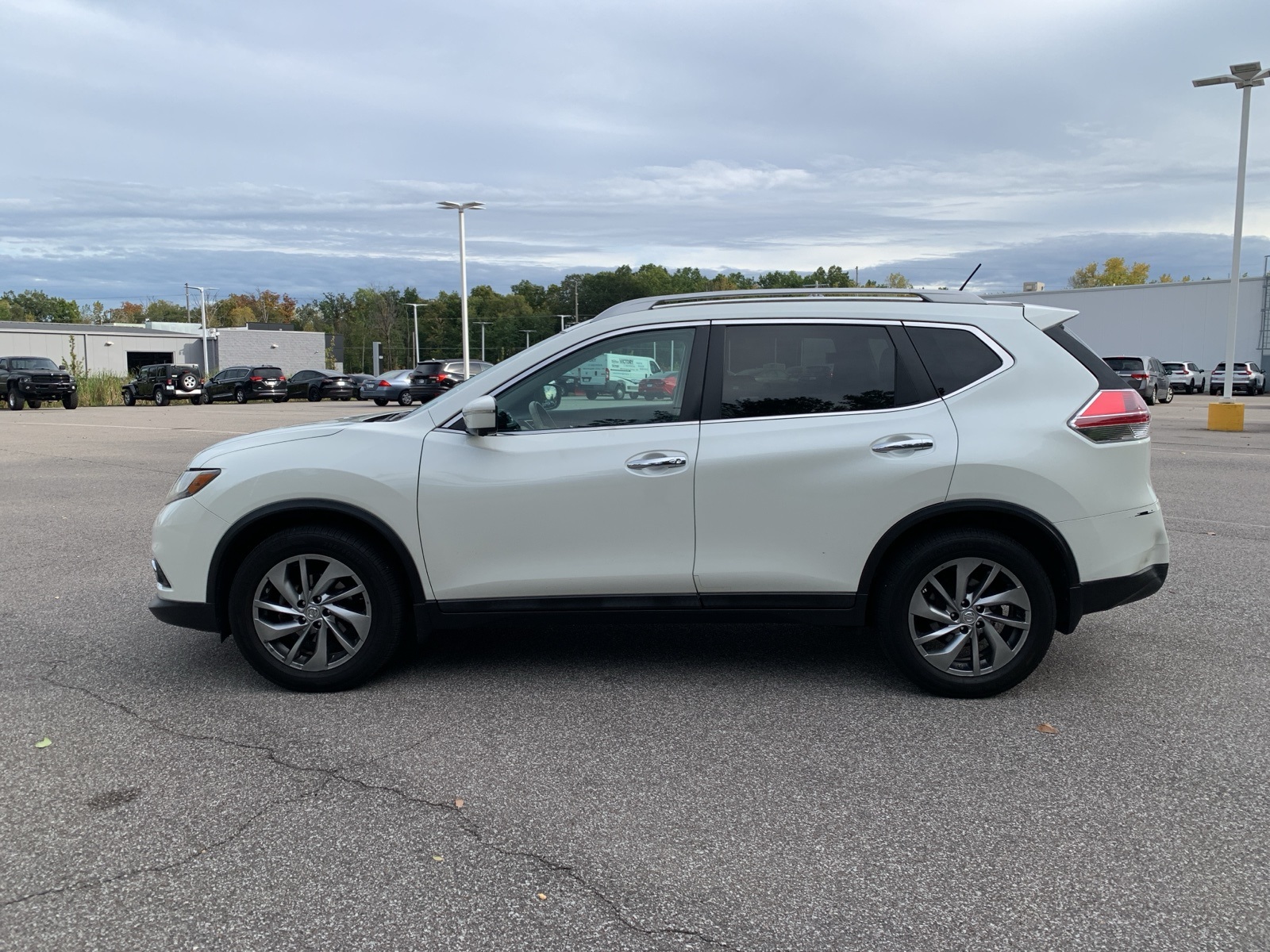 2015 Nissan Rogue SL photo 2