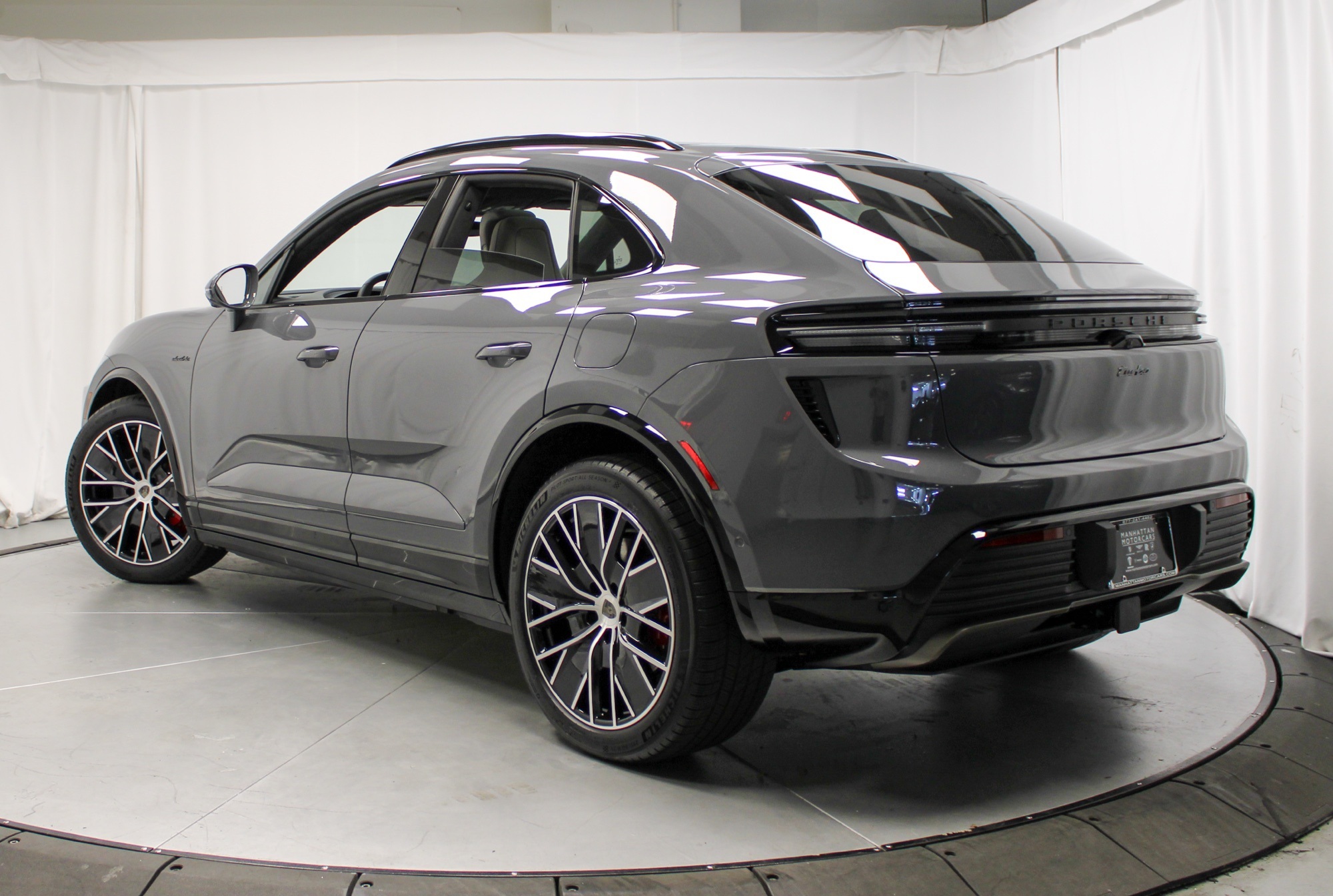 2025 Porsche Macan Electric Turbo photo 3