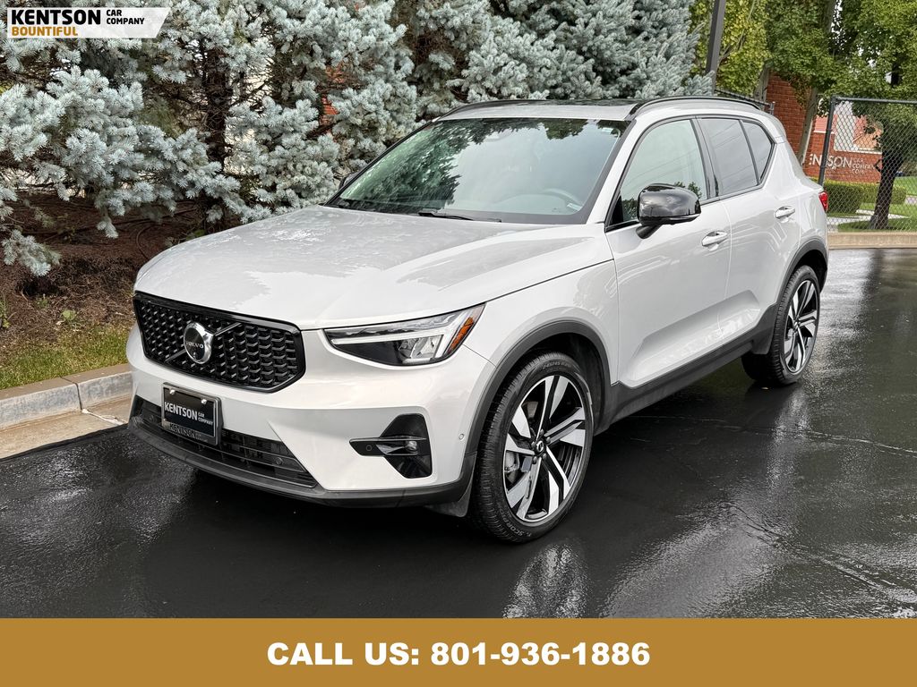 2025 Volvo XC40 Plus photo 3
