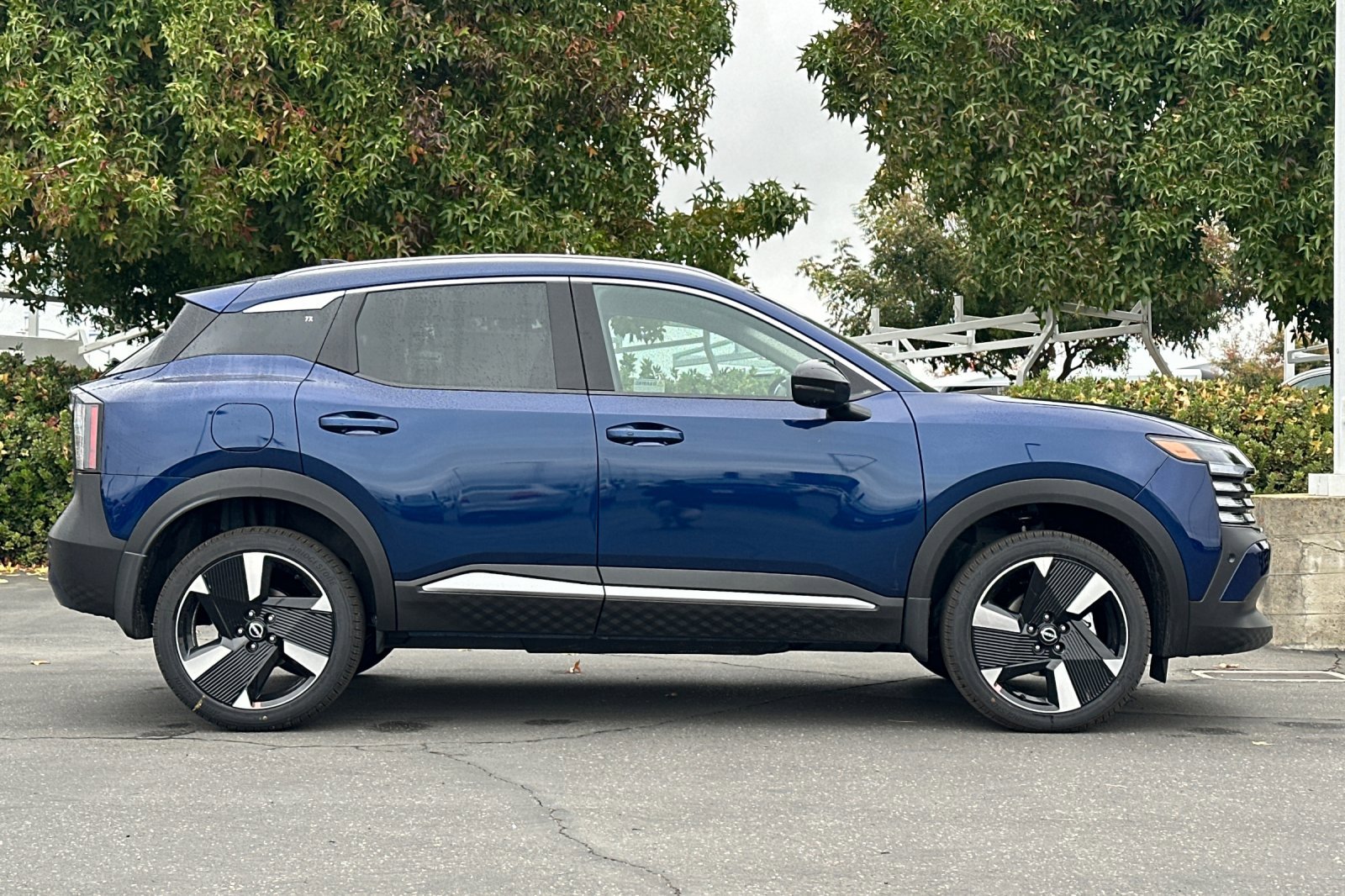 2026 Nissan Kicks SR photo 2