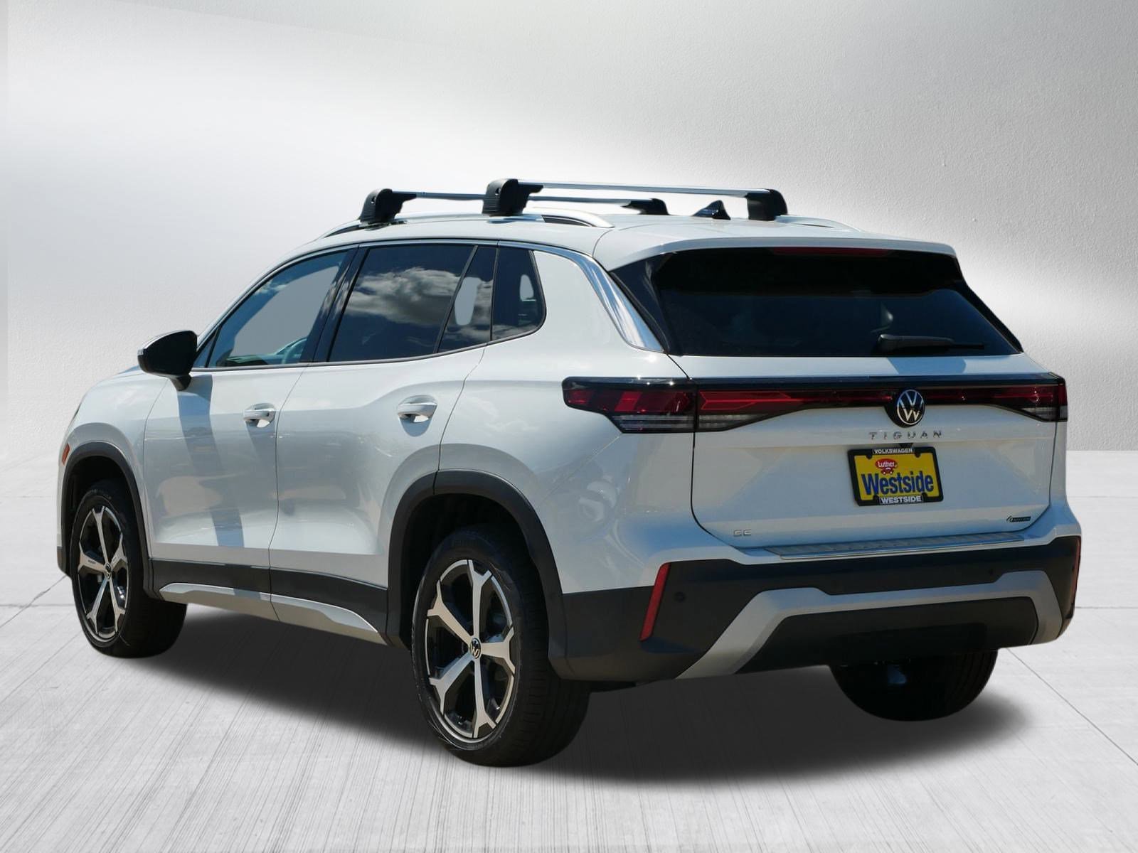2025 Volkswagen Tiguan SE photo 2
