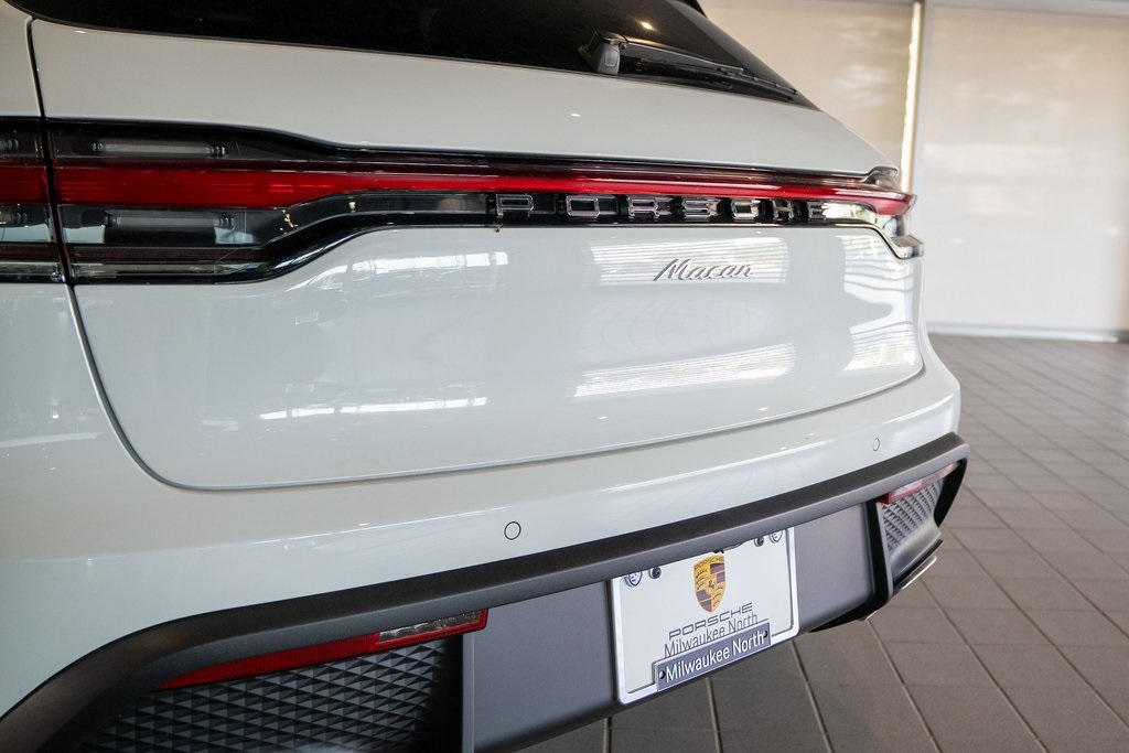 2025 Porsche Macan T photo 12