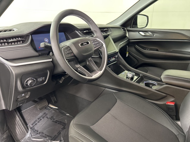 2025 Jeep Grand Cherokee Laredo Altitude photo 20