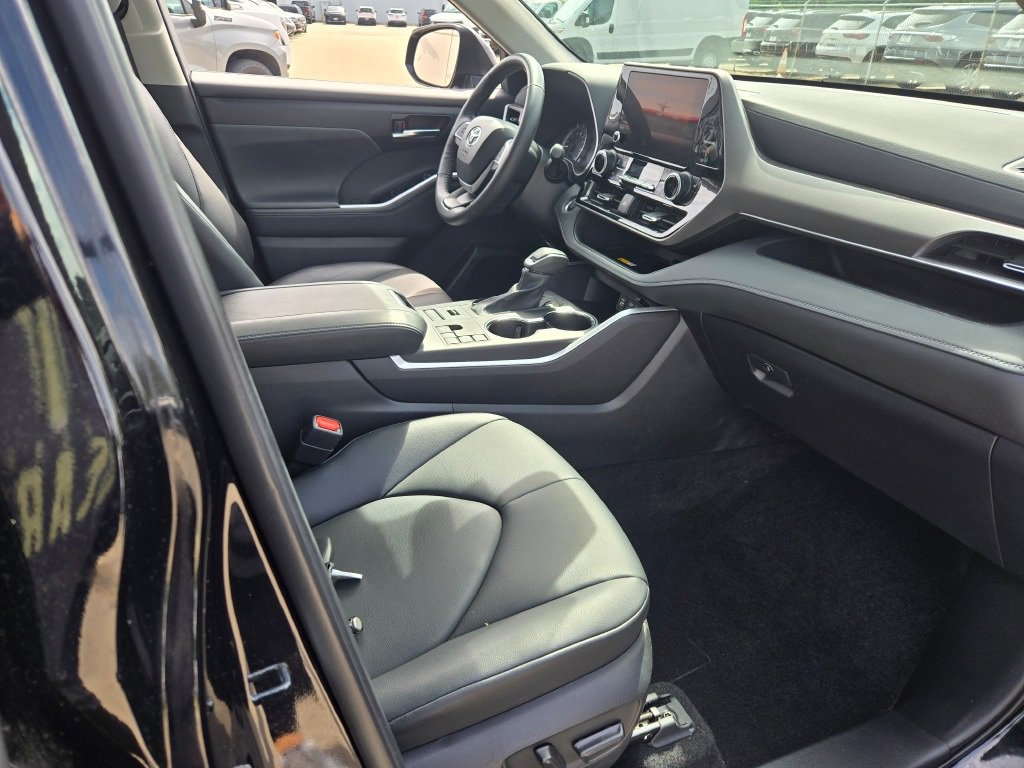 2024 Toyota Highlander LE photo 4