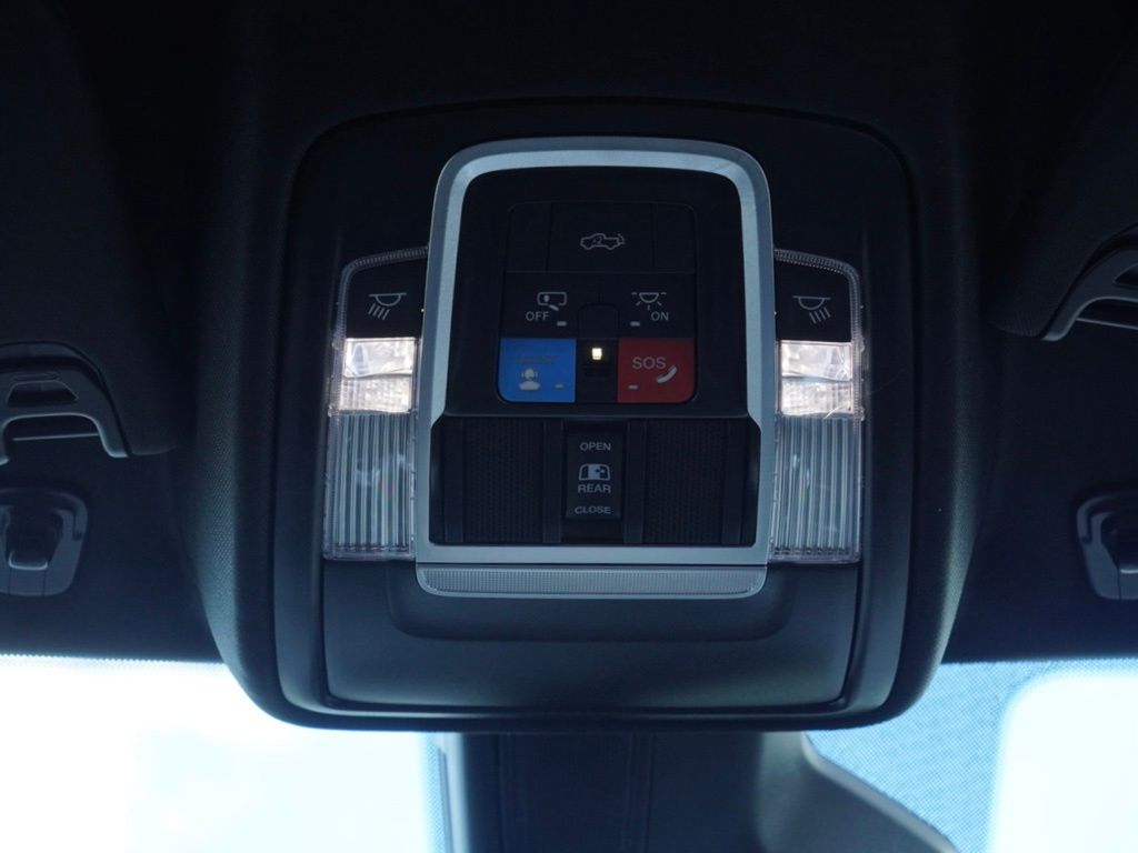 New 2026 Diamond Black Crystal Pearl-Coat Exterior Paint RAM Big Horn Night Edition image 28