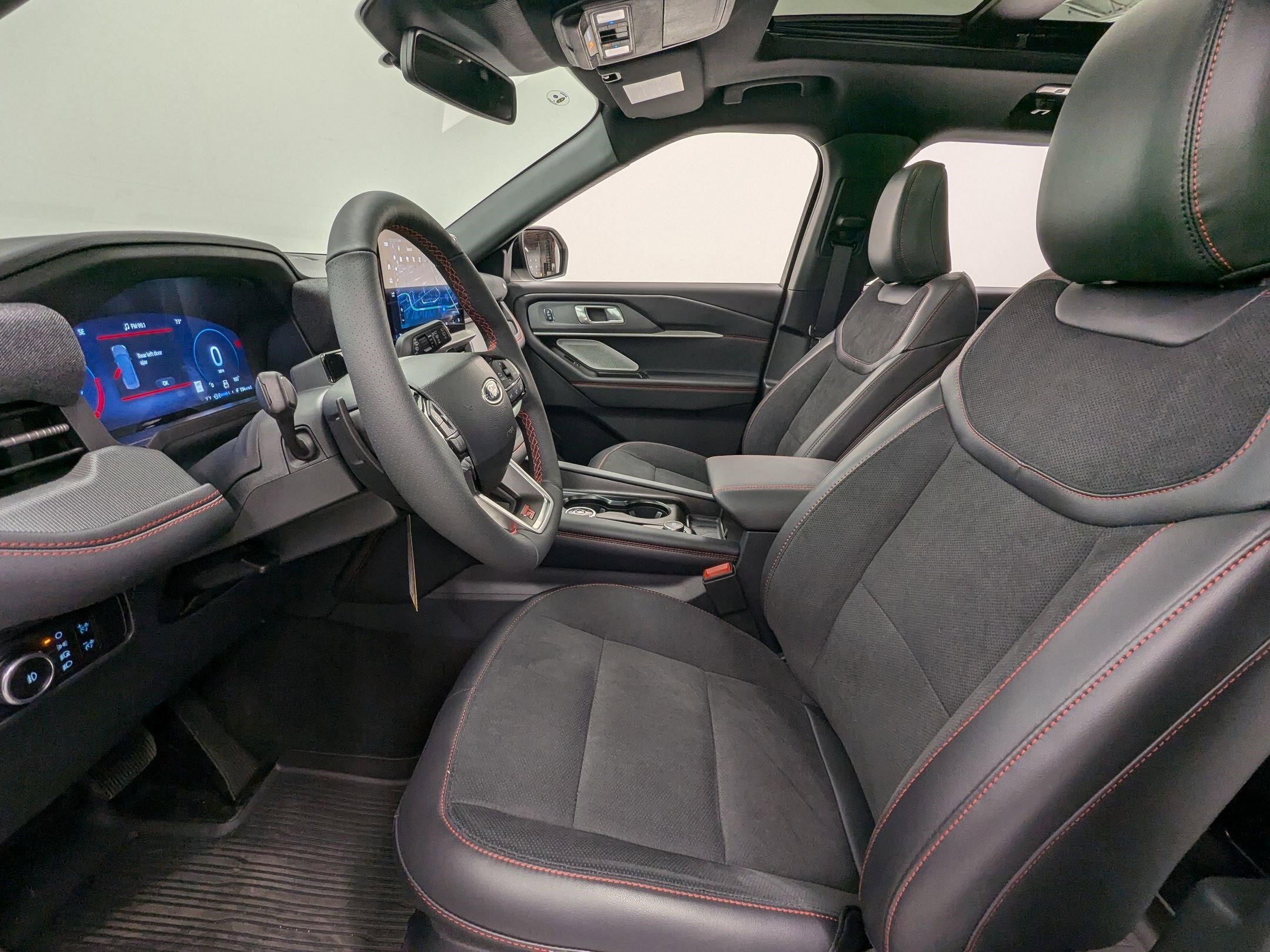 2025 Ford Explorer ST photo 4