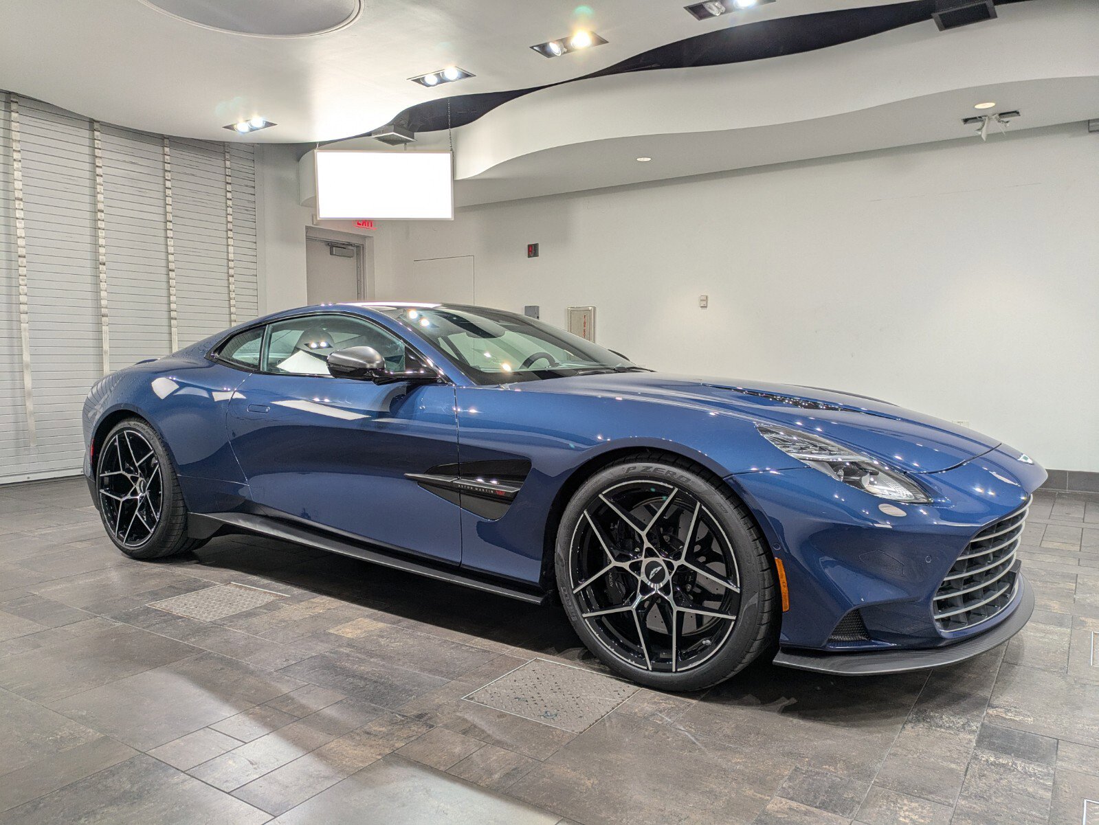 2025 Aston Martin Vanquish Base's photo