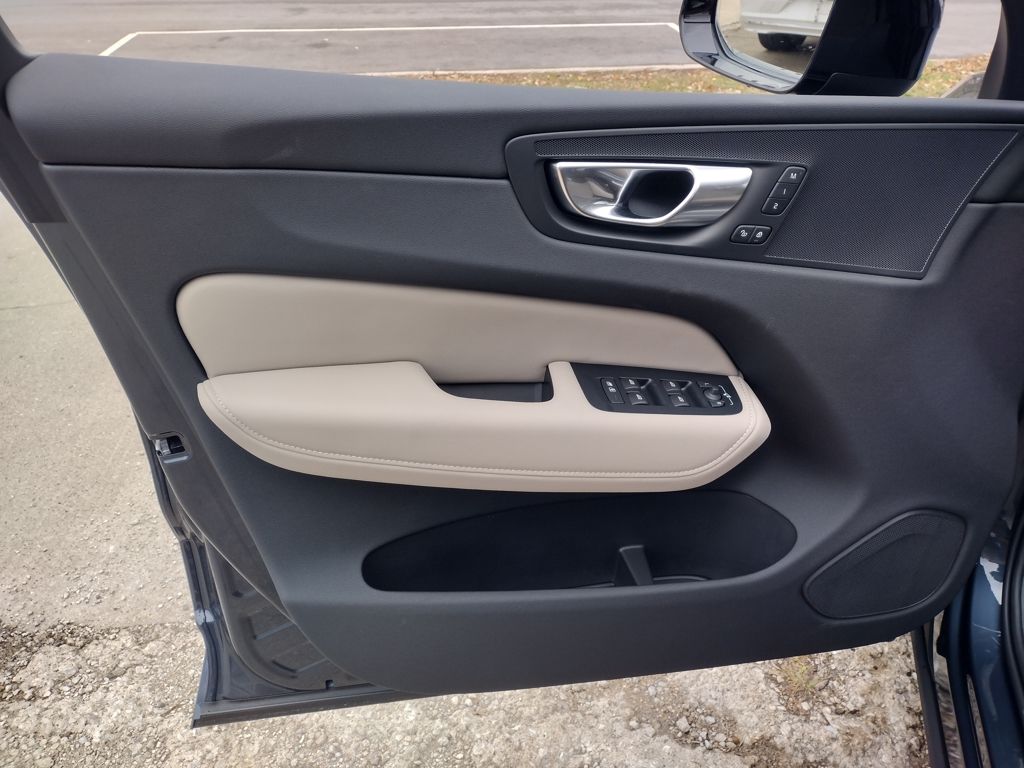 2026 VOLVO XC60 - Image 8