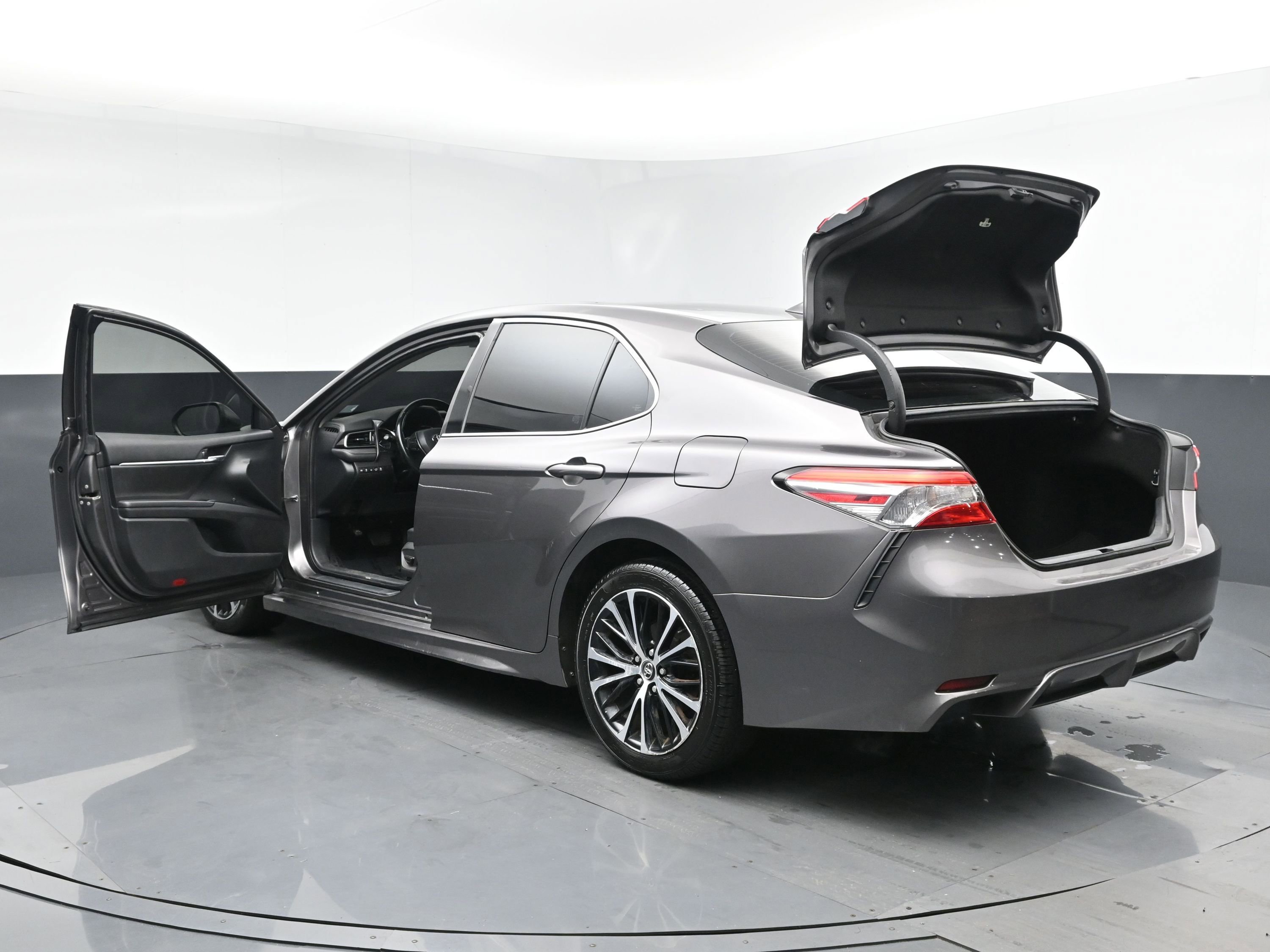 2020 Toyota Camry SE photo 31