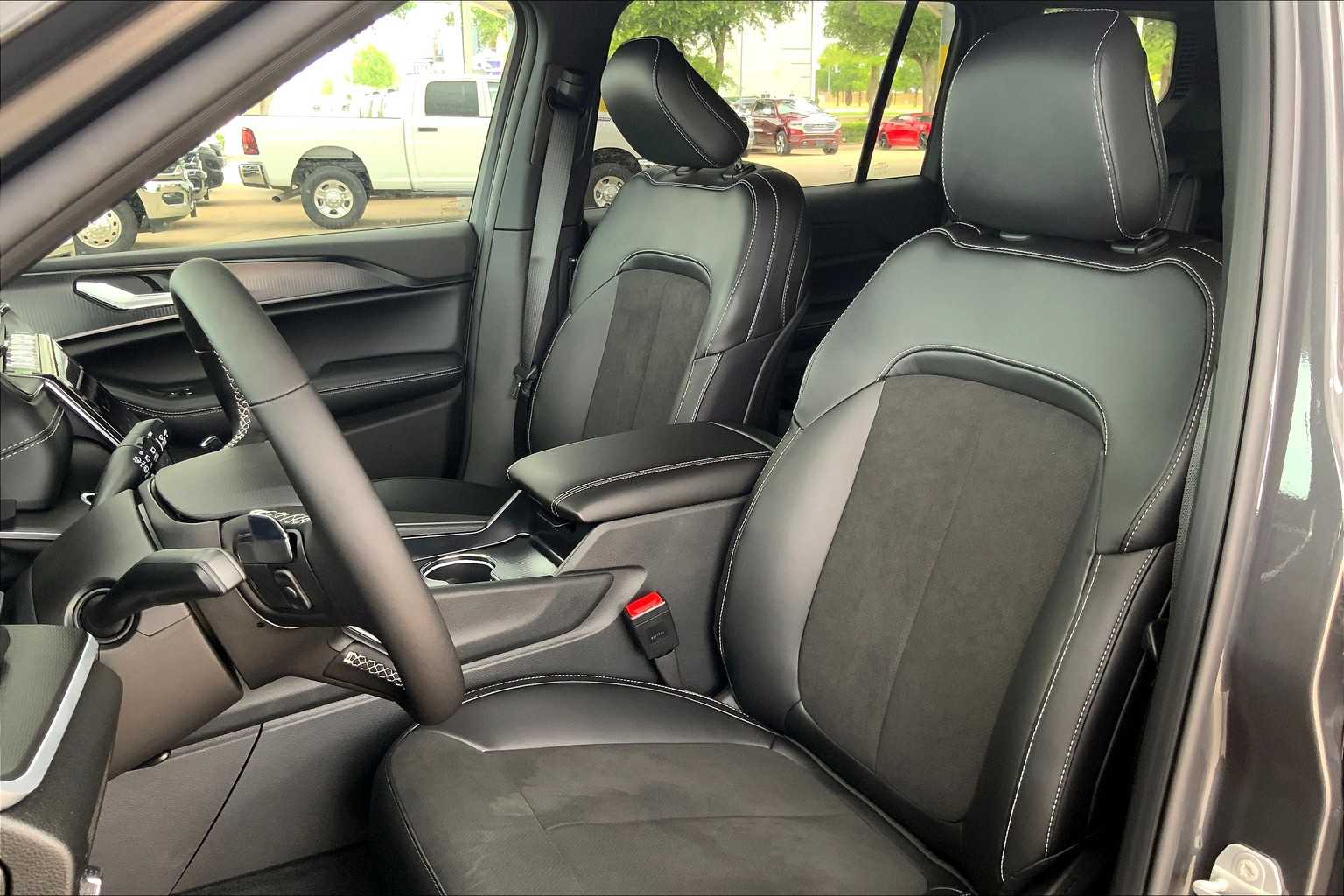 2025 Jeep Grand Cherokee Laredo X Altitude photo 8