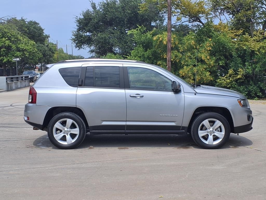 2015 Jeep Compass Latitude photo 2