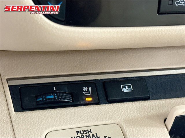 2014 Lexus ES 300h photo 18
