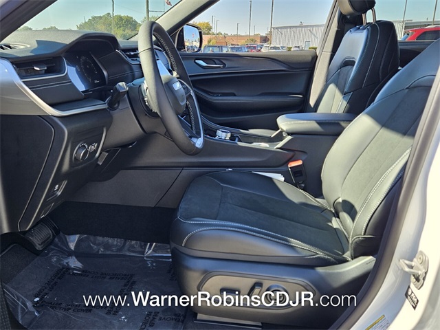 2025 Jeep Grand Cherokee Laredo Altitude photo 3