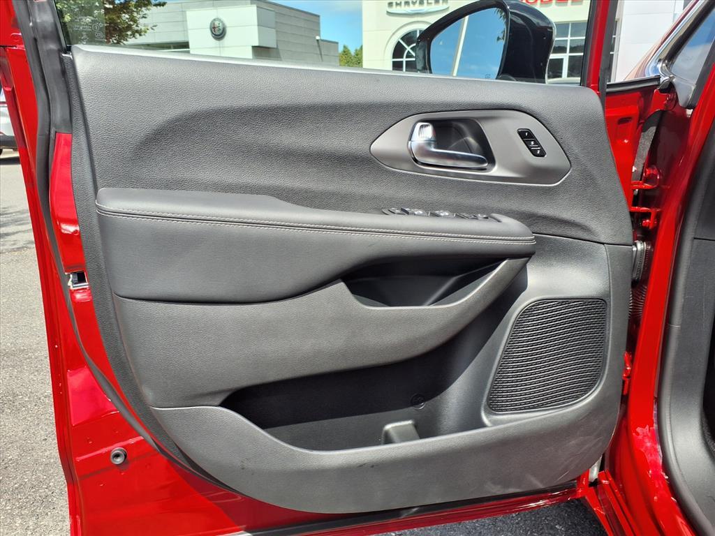 2026 Chrysler Pacifica photo 4
