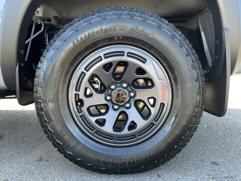 2025 Nissan Frontier PRO-4X photo 12