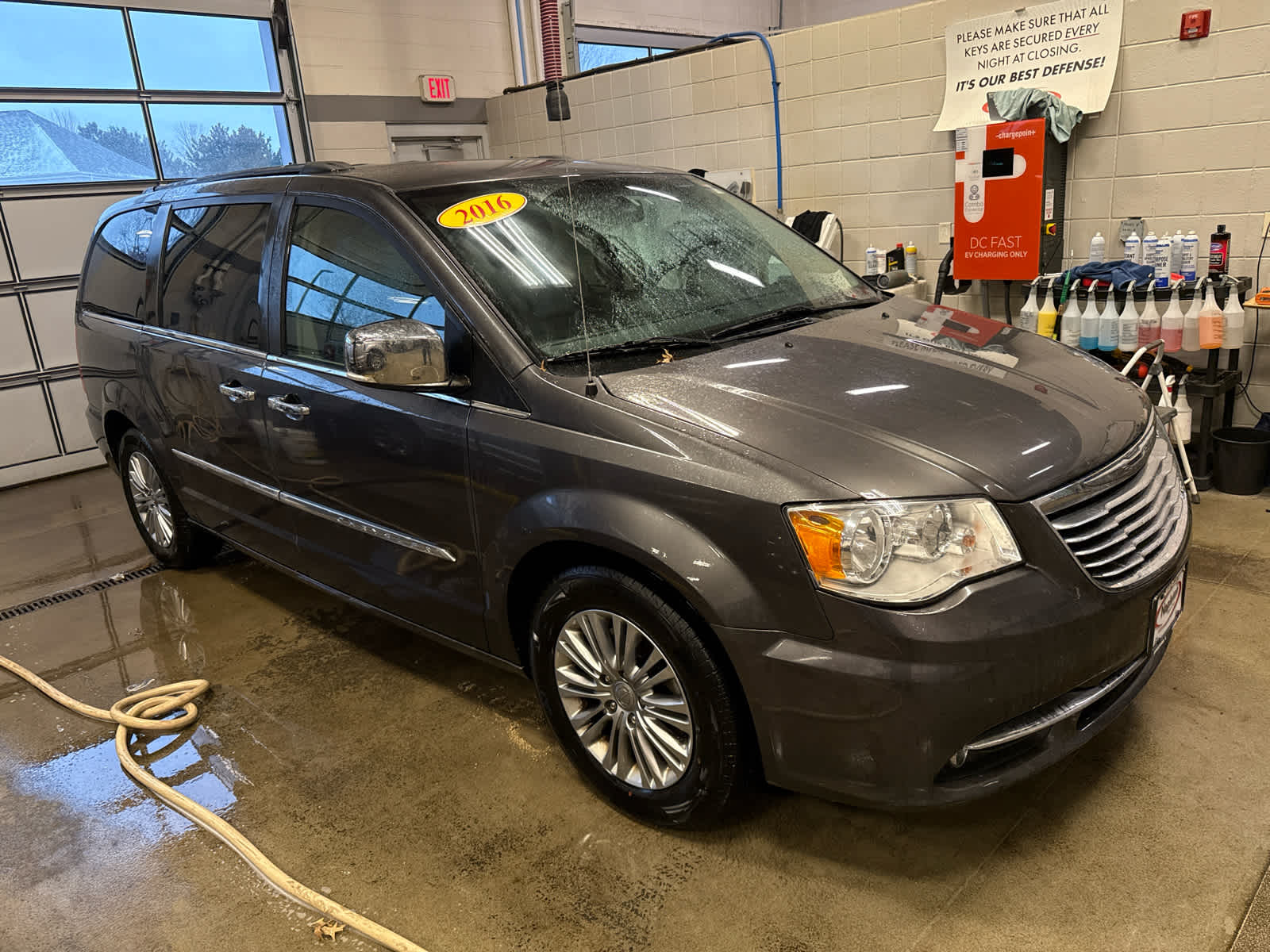 2016 Chrysler Town & Country Touring-L's photo