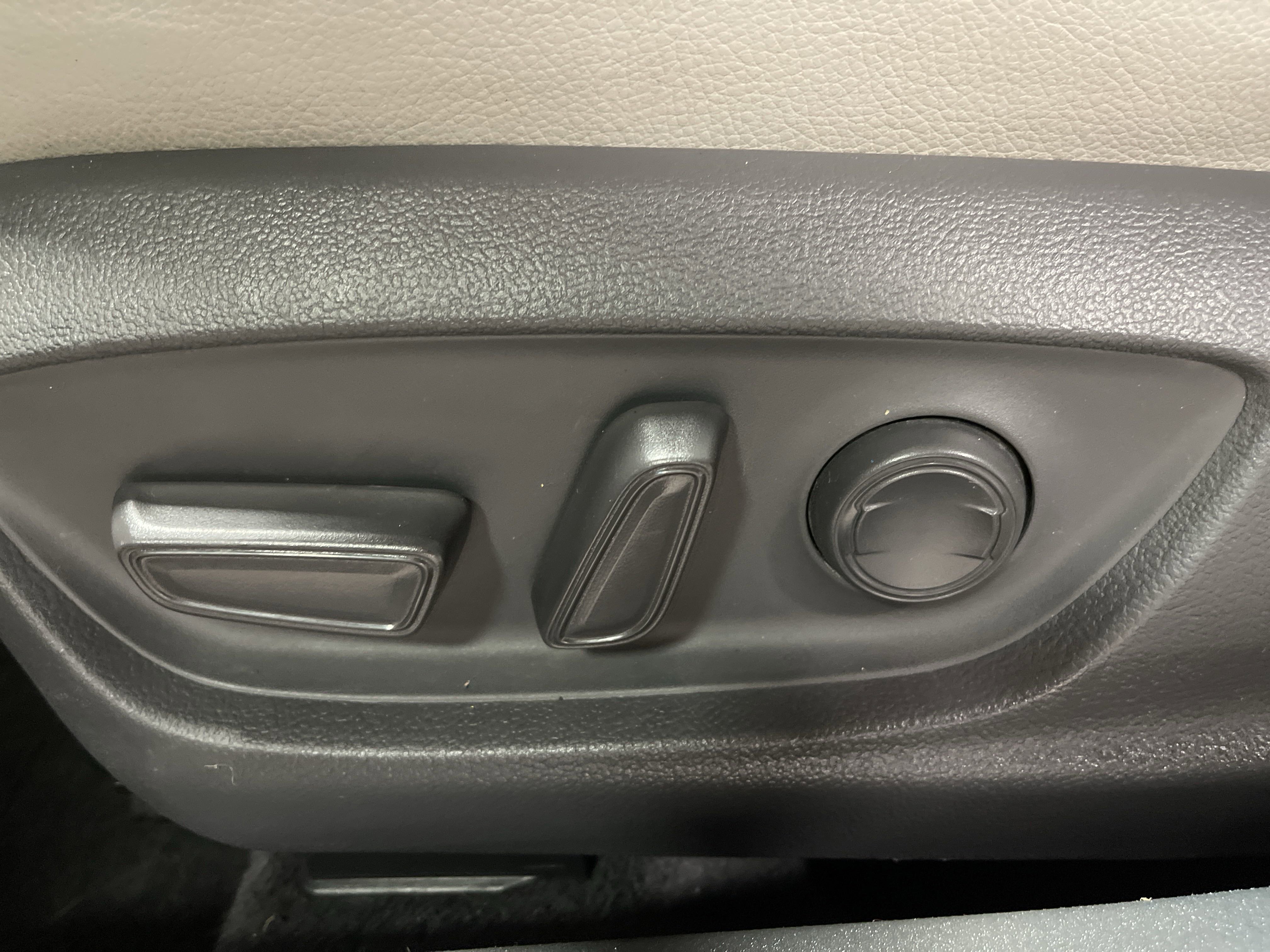 2018 Toyota Camry SE photo 6