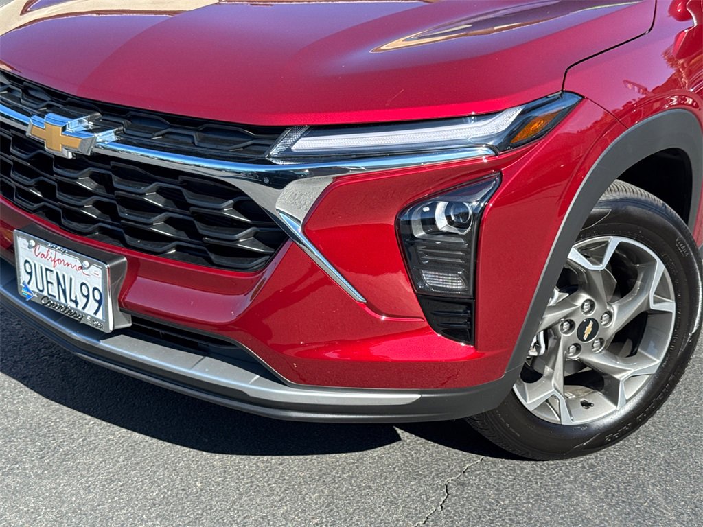 2025 Chevrolet Trax LT photo 2